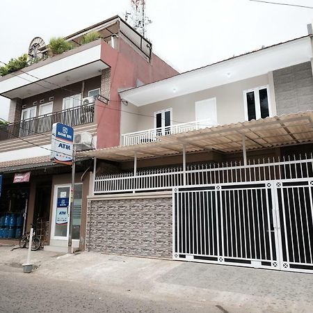 Hotel RedDoorz Syariah near Siloam Hospital Kebon Jeruk Jakarta Exterior foto