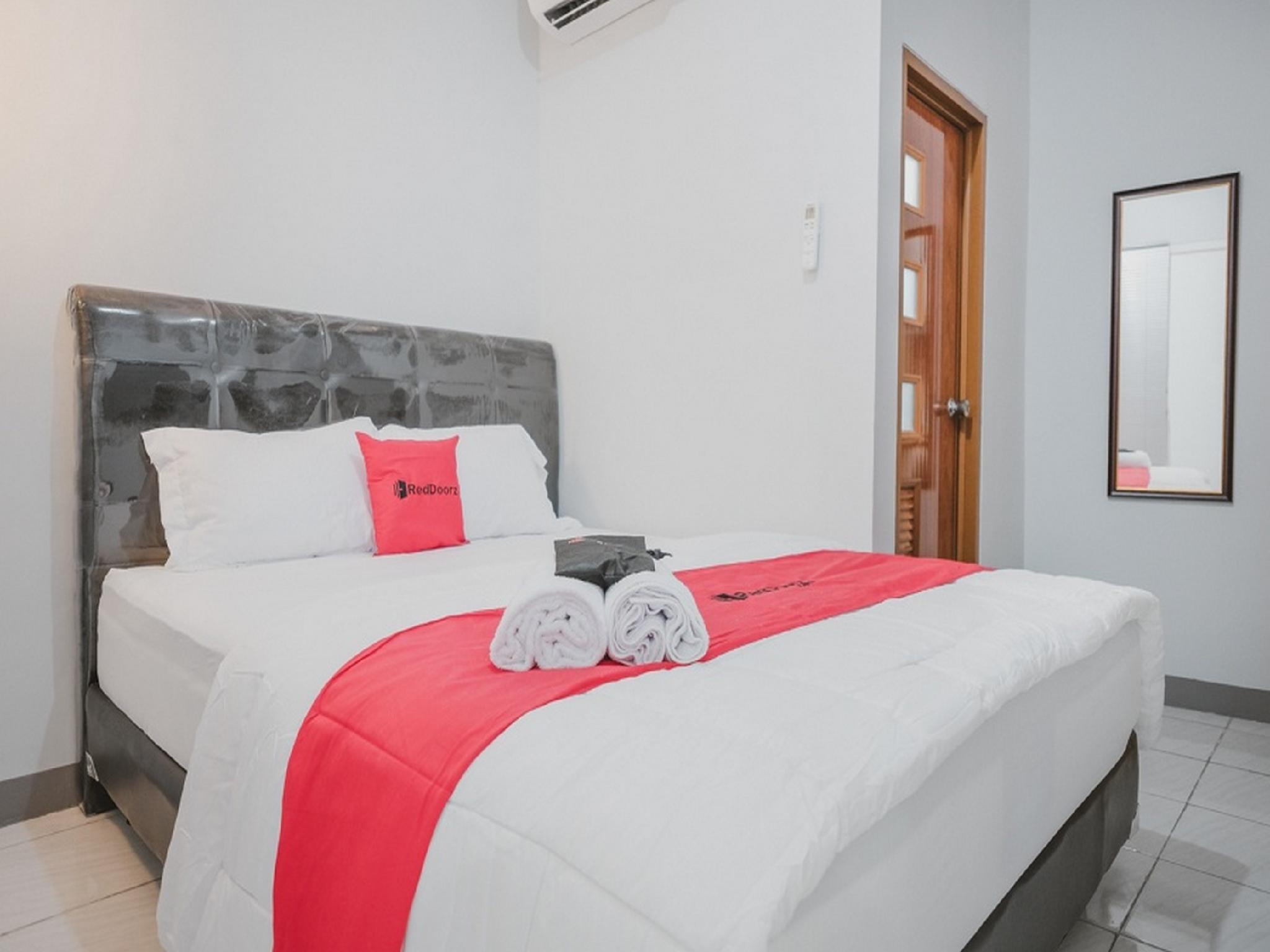 Hotel RedDoorz Syariah near Siloam Hospital Kebon Jeruk Jakarta Exterior foto