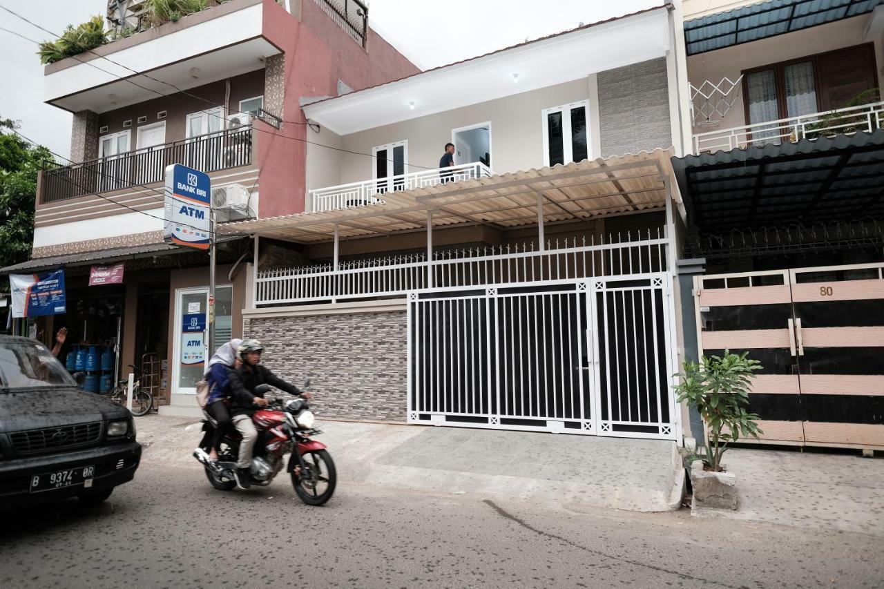 Hotel RedDoorz Syariah near Siloam Hospital Kebon Jeruk Jakarta Exterior foto